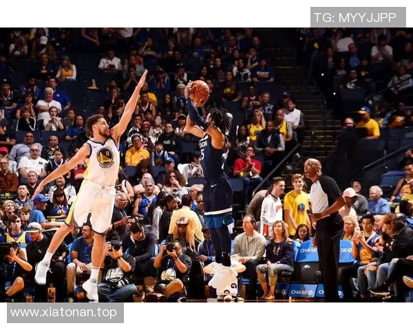 镜头捕捉:勇士赛场小动作引发热议 镜头捕捉:勇士赛场小动作引发热议