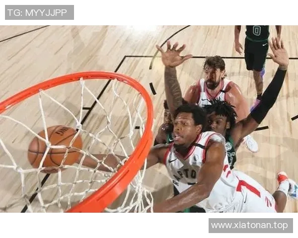 镜头捕捉：球员交易赛场小动作引发热议